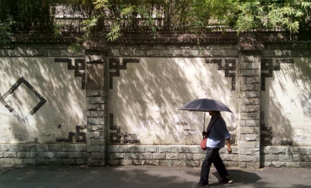 2016年5月拍摄于成都一小巷,阳光正好,一位撑伞的大妈路过