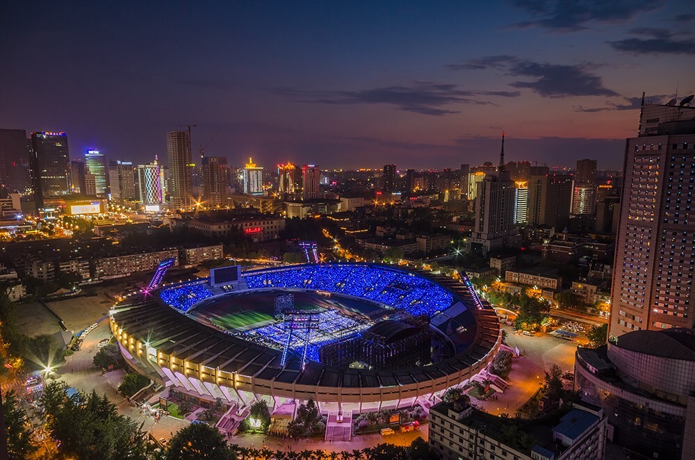 这一天天气比较好，赶巧遇上演唱会，成都体育场灯火辉煌！