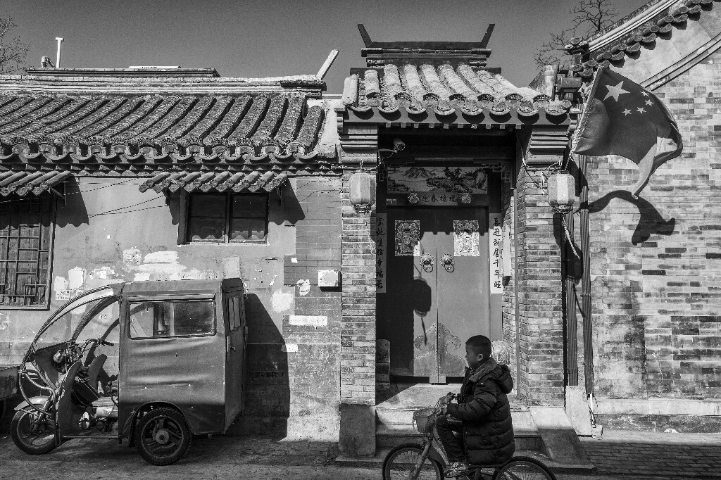 过节时的胡同。琉璃寺胡同,北京。 - 黑白, 人文