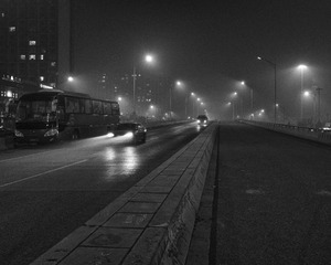 雾霾，属于丁达尔的夜晚。成寿寺路，北京。