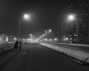 雾霾夜中的情侣。成寿寺路，北京。