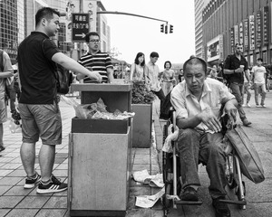 垃圾箱的旁边