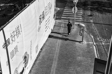 广告牌和路人