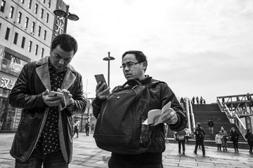 两位迷茫中的男子