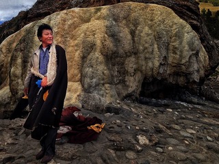 囊谦藏人干久在达那温泉