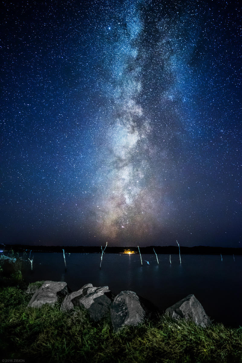 草原湖上的银河