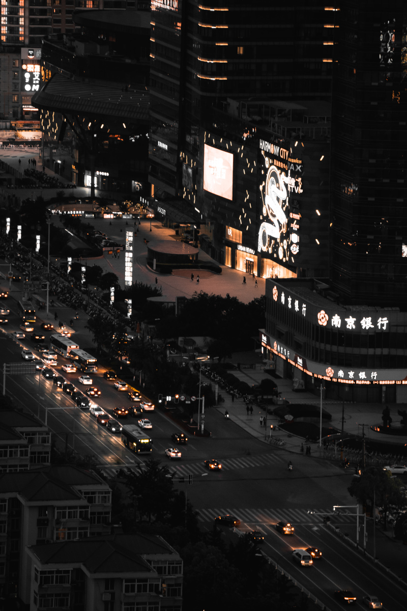 城市夜景南通的晚上的夜景车水马龙俯瞰夜幕下的城市街道
