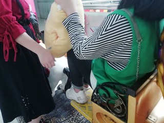 1373884