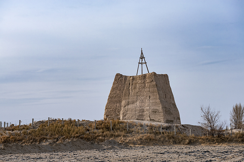 嘉峪关明长城半路墩烽火台遗址