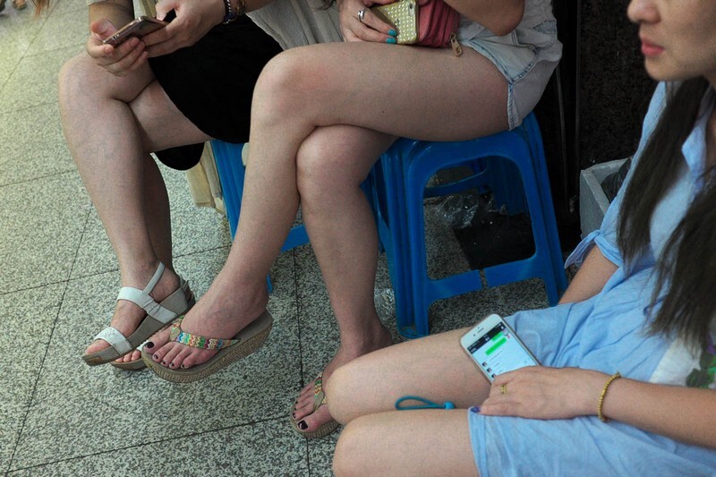 三个女的聊天，又来了个女的，滔滔不绝介绍某行信用卡。几分钟后，两个走了，剩下一个开始填表格，最高可以刷到20万。
