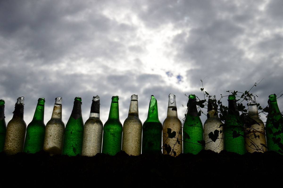 围墙上的玻璃瓶