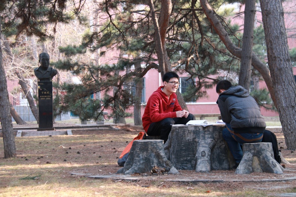 大学的校园，松林下，阅读书籍，畅谈古今，我会用一辈子去铭记！主要是后面还有一位伟人的铜像，形成了古今的呼应，也预示着教育的希望