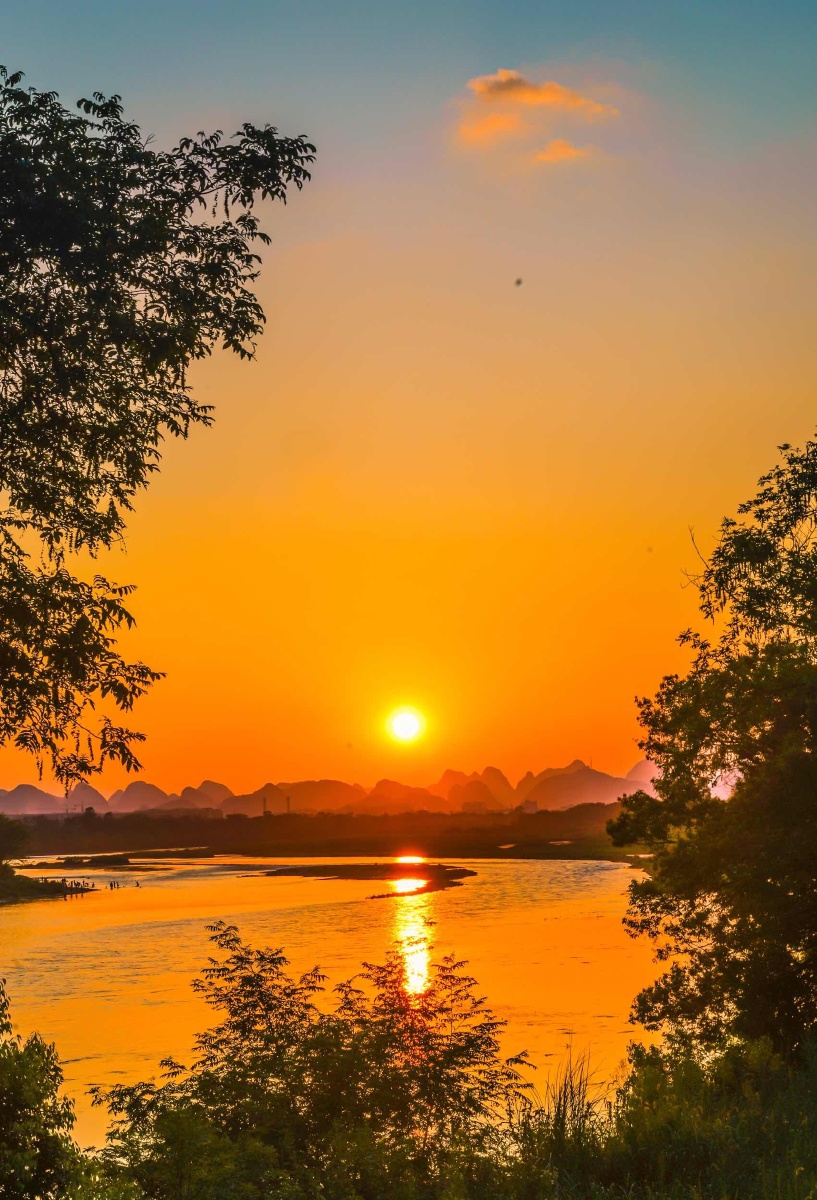 一水抱城千峰立,夕阳似血渔家归.