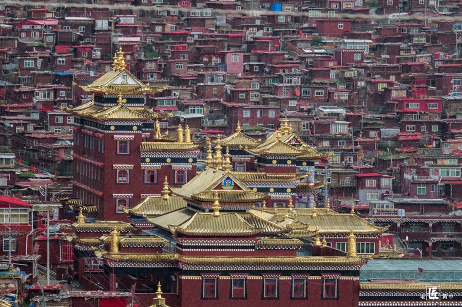 站在山顶的坛城，俯视五明佛学院全景，没有人不会为眼前满山坡的红色僧舍从视觉和心灵上所震撼，远远的望去，延绵无数，一眼望不到头，场面非常壮观，让初次到色达的人目瞪口呆，任何一张照片都很难表达出身临其境的震撼。