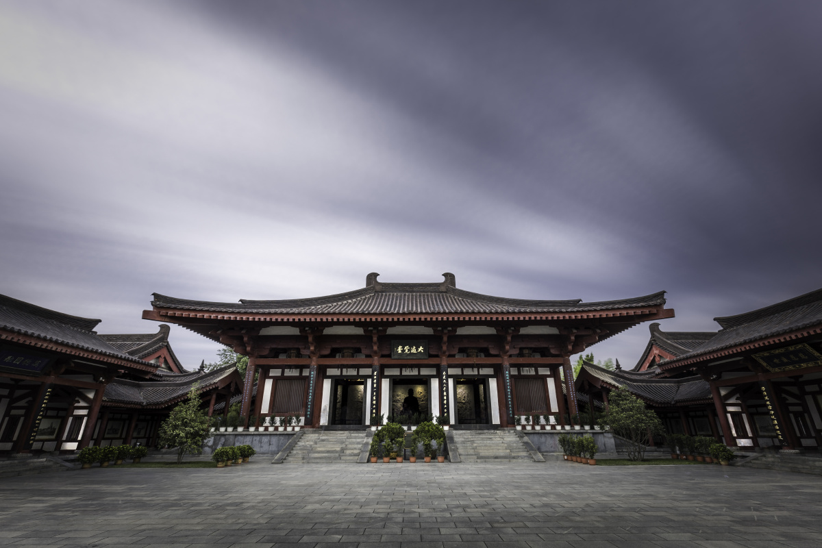 了,虽然看不了多久了,但为了这天上的云还是进去了,大慈恩寺的正殿