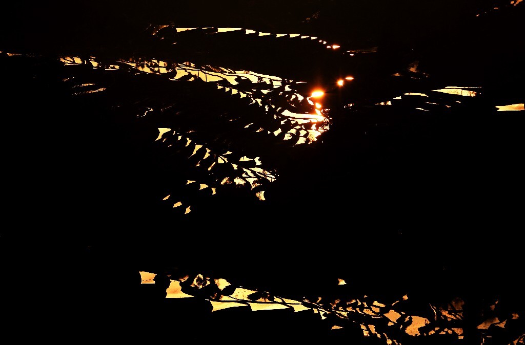 摄于云南红河县，夕照时分，用长焦描述着远山呈“之”字型的梯田，晚风拂面而过...（未使用滤镜）