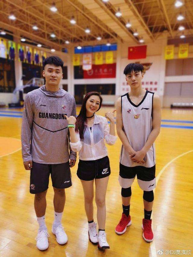 我睿哥痞帅的样子太迷人了