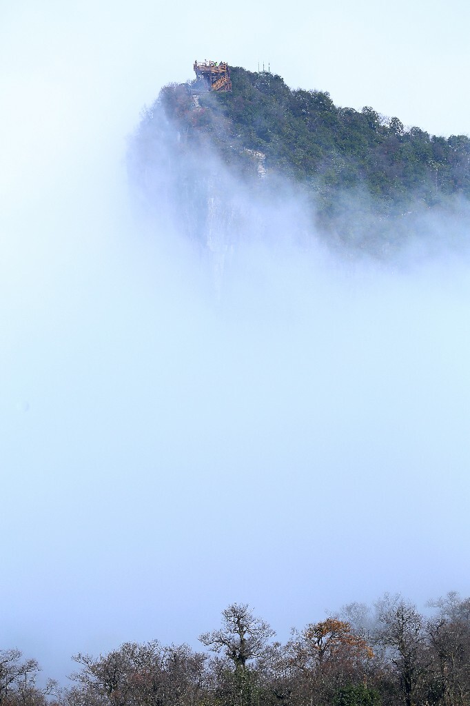 云雾中的天门山1