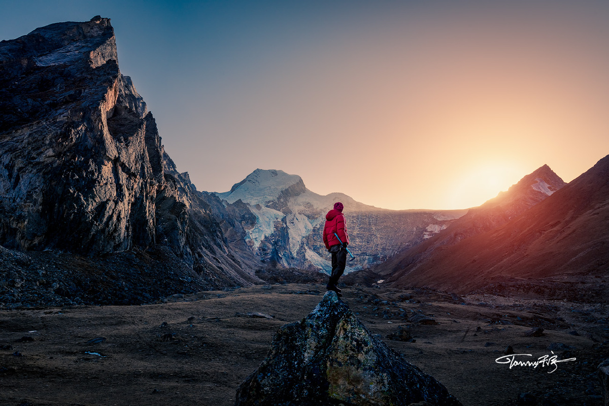 雅拉香布雪山下,远行者立于海拔5000米位置的岩石之上,遥望着远古的