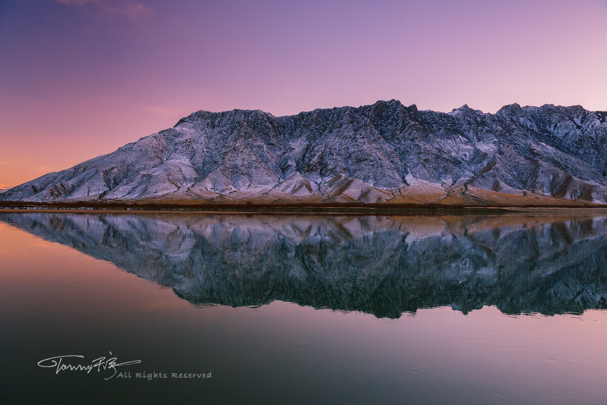 夕阳下的雅鲁藏布江，难得的枯水水期，平静的如一面镜子。