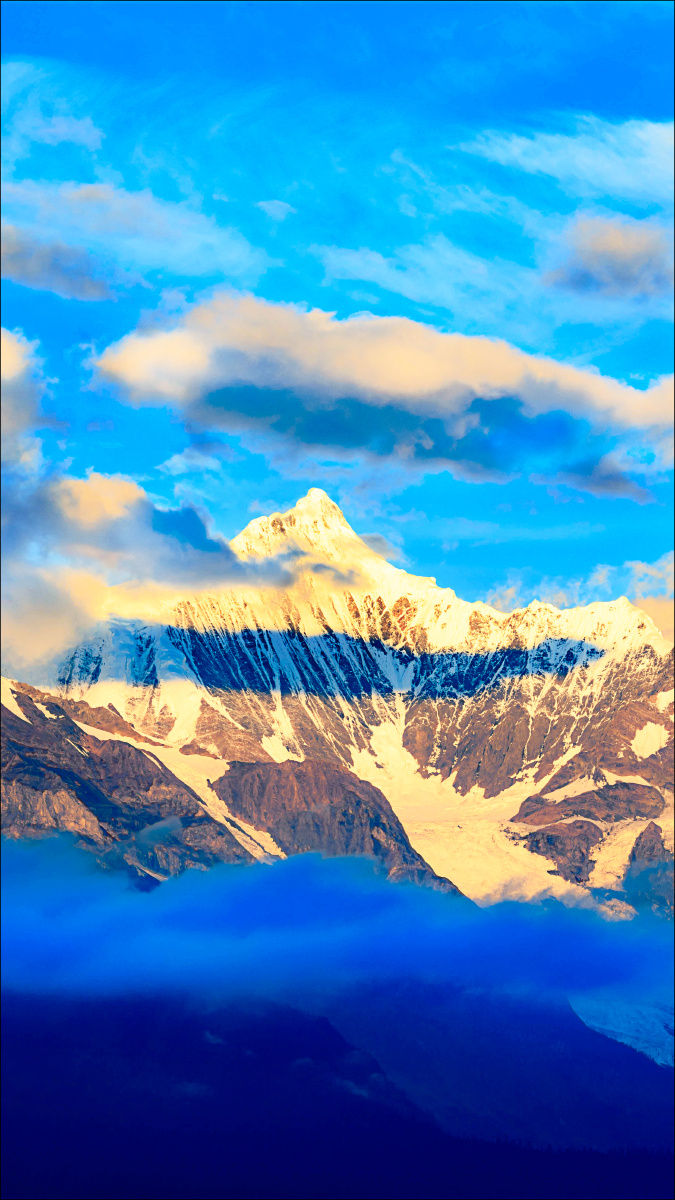 日照金山梅里雪山主峰卡格博峰