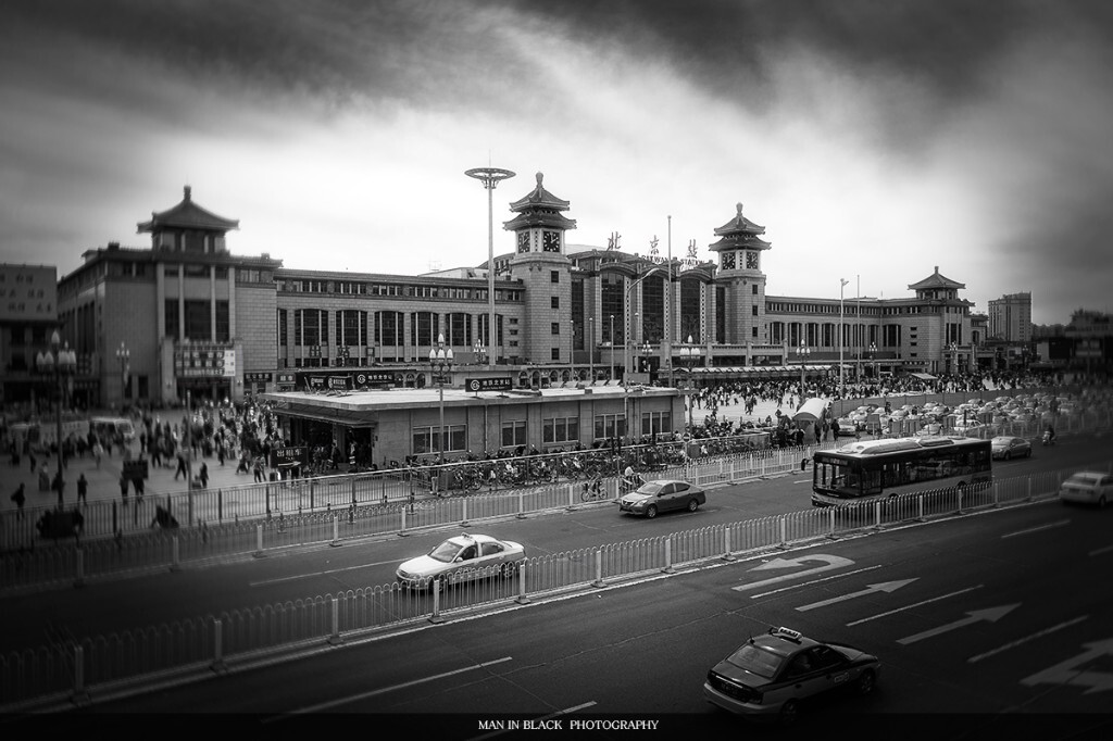 在北京<br />
<br />
有人成功，幸福美满<br />
<br />
有人离去，回归平凡<br />
<br />
有人坚持，如同你我<br />
<br />
在北京 它逼迫你也成就你