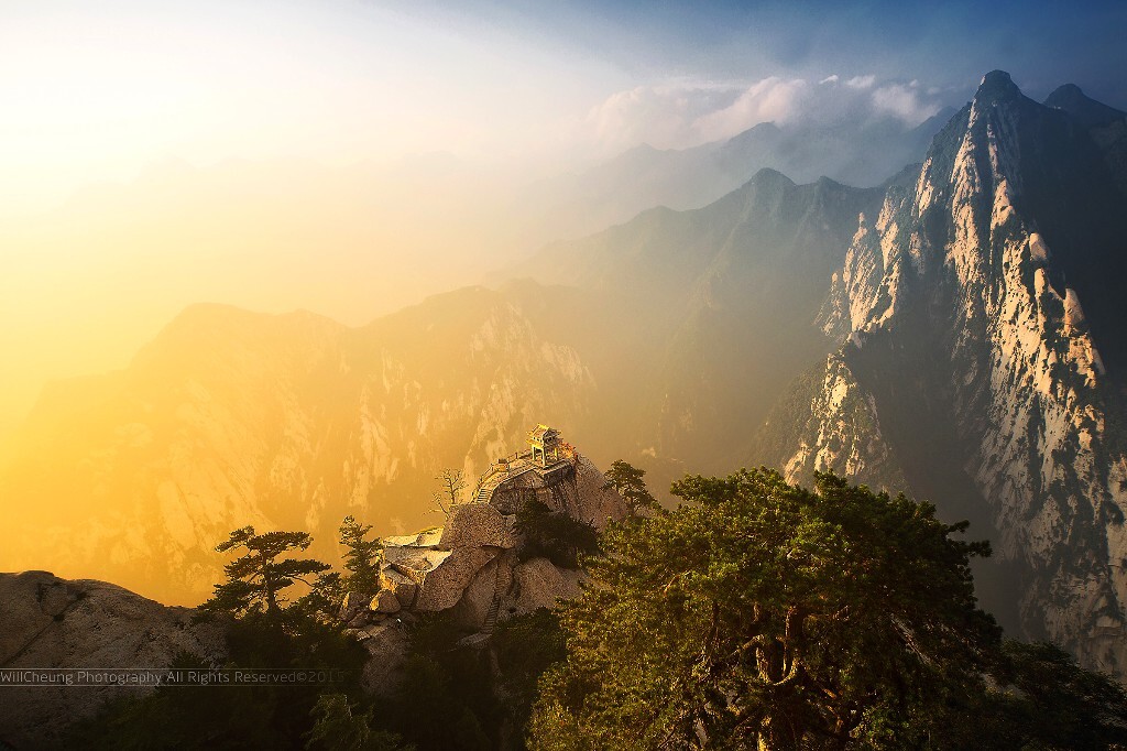 出了西安来到华山。<br />
在火车上还有点担心一个人半夜爬山,但很庆幸一出站就遇到志同道合的小伙伴组队!<br />
山顶好冷。日出好美。