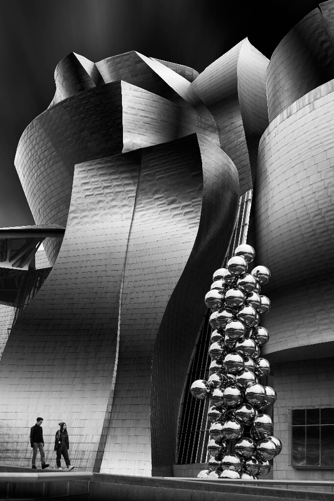明度自拍系列，西班牙毕尔巴鄂地标Guggenheim Museum。建筑师Frank另一件知名作品即是「跳舞的房子」，从这个角度看古根海姆博物馆，仿佛能看到舞蹈的韵律也在这件建筑作品上得到了体现。<br />
<br />
<br />
明度自拍系列（第一组）<br />
<a href="https://hosealiu.tuchong.com/13944020/">https://hosealiu.tuchong.com/13944020/</a>