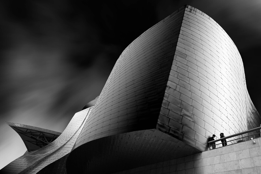 明度自拍系列，西班牙毕尔巴鄂地标Guggenheim Museum。古根海姆博物馆作为建筑师 Frank Gehry的代表作之一，也是建构主义建筑流派的代表作品。除了坐落于西班牙毕尔巴鄂的古根海姆博物馆，古根海姆基金会还在全球有多座博物馆，其中，坐落于美国的纽约古根海姆博物馆也是由Frank主持设计。<br />
<br />
<br />
明度自拍系列（第一组）<br />
<a href="https://hosealiu.tuchong.com/13944020/">https://hosealiu.tuchong.com/13944020/</a>