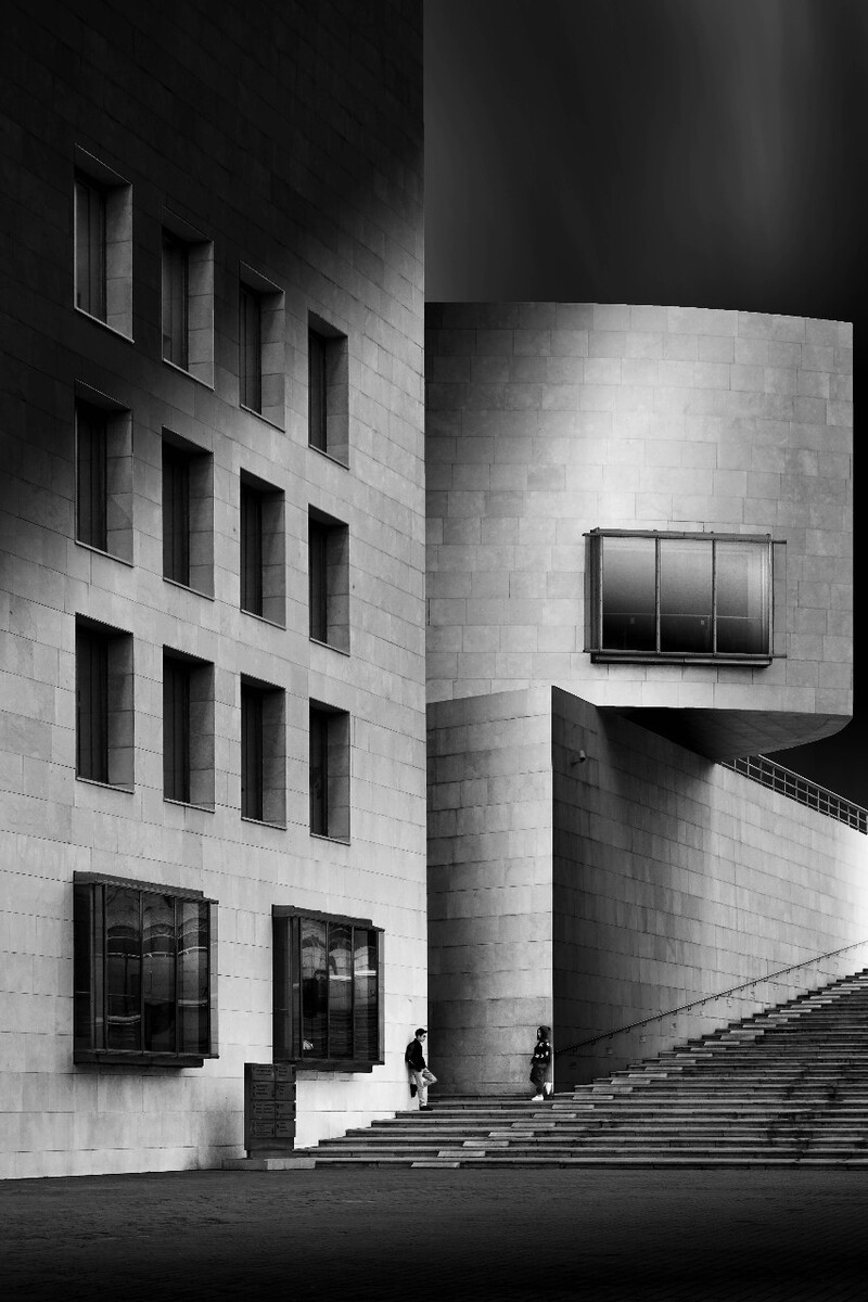 明度自拍系列，西班牙毕尔巴鄂地标Guggenheim Museum。为了让高大的建筑尽量笔直，这里我把三脚架放的尽量最远（随机镜头16-50，用到最大焦距50）。事实上也不能站得再远了（背后已经没有路）。<br />
<br />
<br />
明度自拍系列（第一组）<br />
<a href="https://hosealiu.tuchong.com/13944020/">https://hosealiu.tuchong.com/13944020/</a>