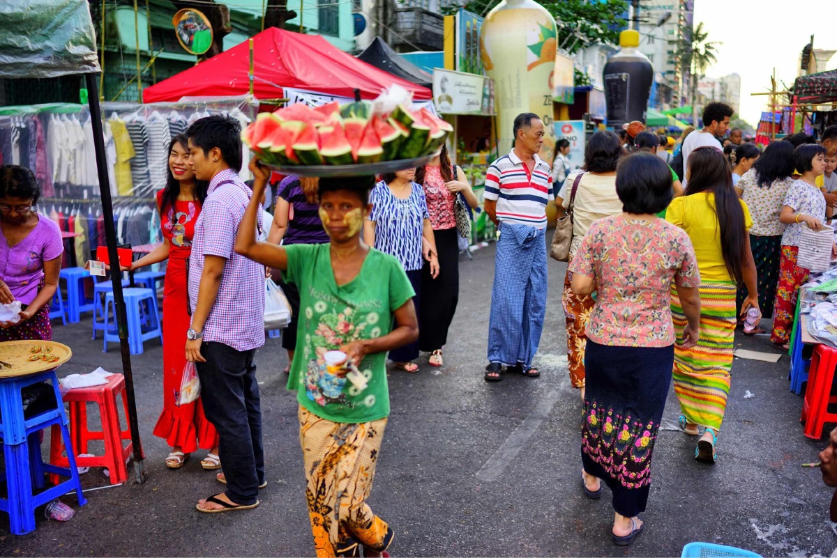 缅甸果然散发着迷人色彩,刚走上大街就被图一大叔拖到巷子里,吃类似