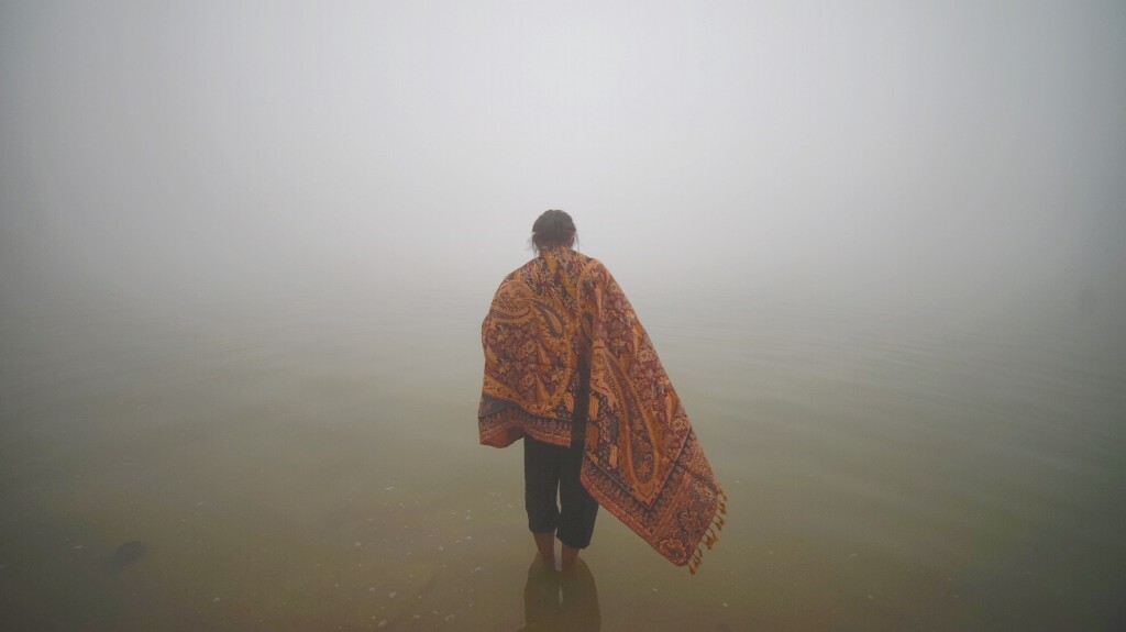 恒河里的少年<br />
第一次尝试沐浴恒河,于是上岸一擦小腿,全是尸油。<br />
第二次尝试沐浴恒河,一步一步慢慢没过了头。<br />
这是我做过最特别的入乡随俗。