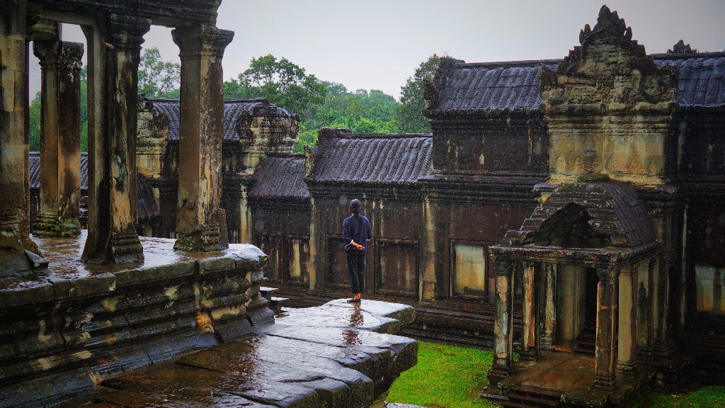雨中吴哥窟里的少年<br />
被一阵暴雨堵在吴哥寺中出不去,索性架起三脚架拍起雨中的自己,怡然自乐全然不见被困的郁闷。