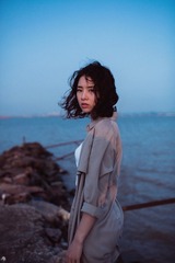 站在能分割世界的桥