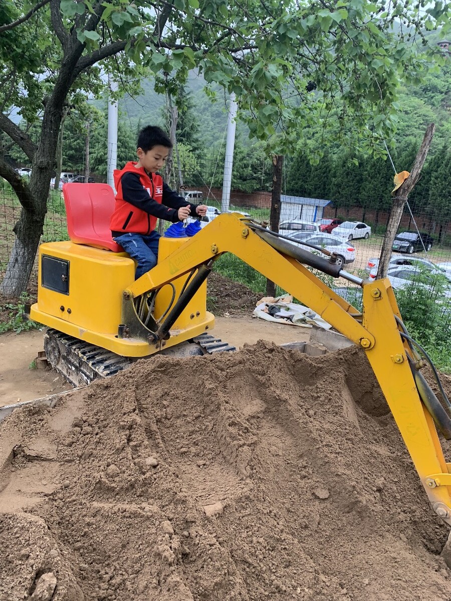 挖掘机推土铲怎么使用,履带式反铲挖掘机带动挖土铲下落工作