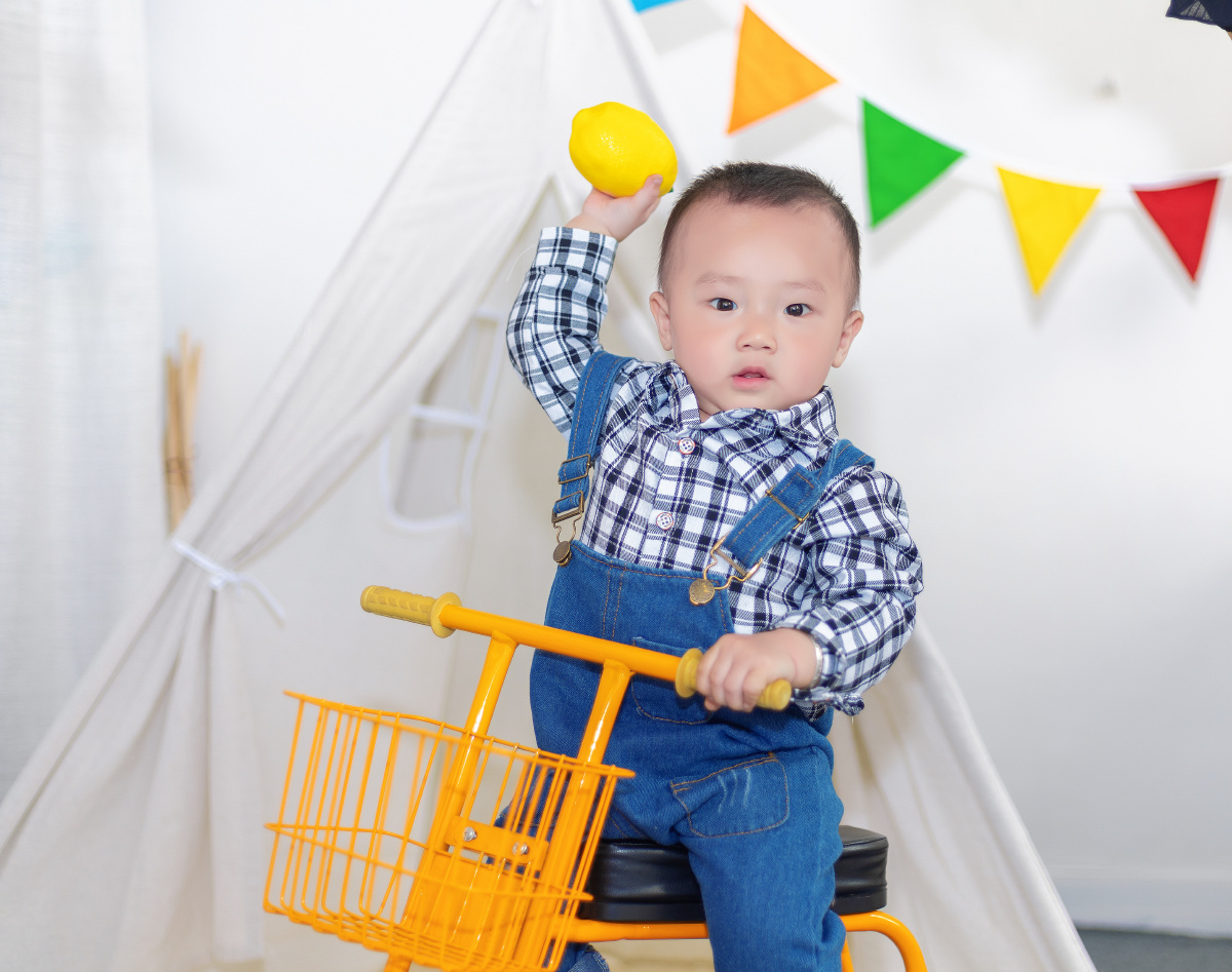 顽皮可爱小弟弟