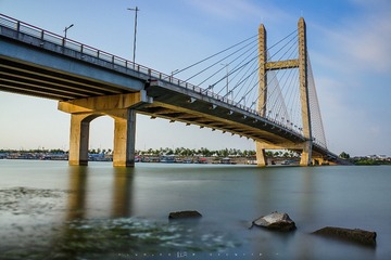 光浴河桥