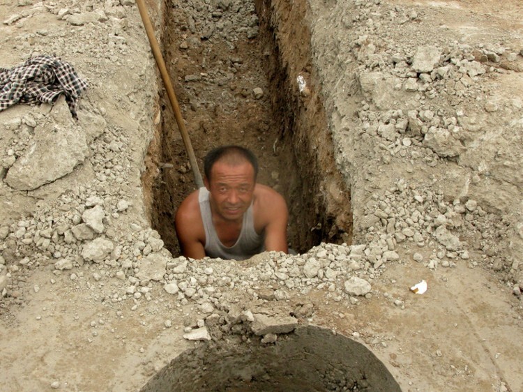   挖管道铺设天然气