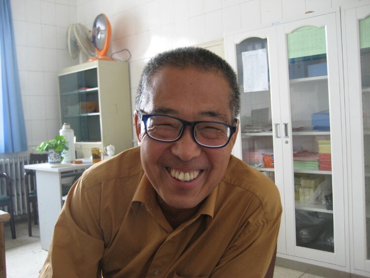    他叫王维瓶今年正六十；在内蒙呼市长大；是沿着铁路线长大的哥们。