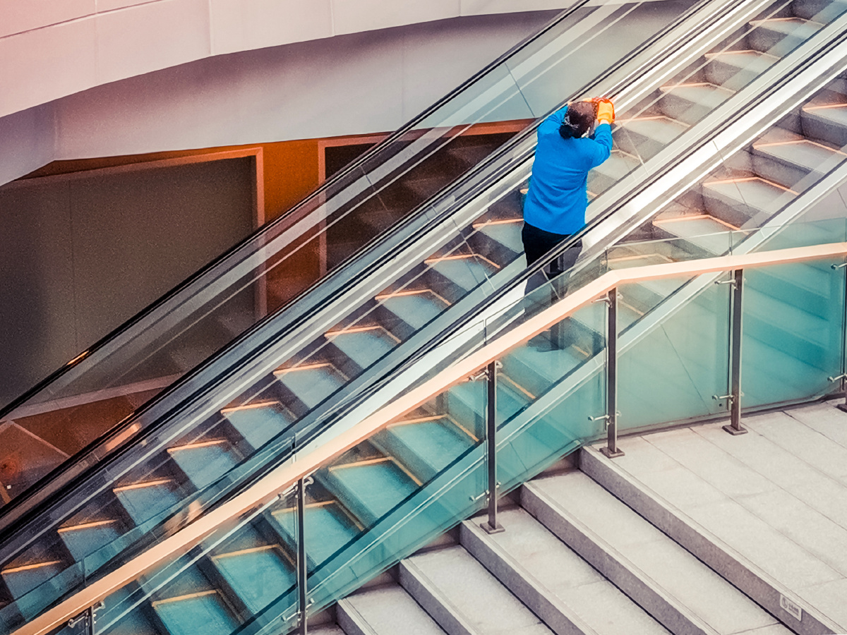 给扶梯做清洁手机摄影