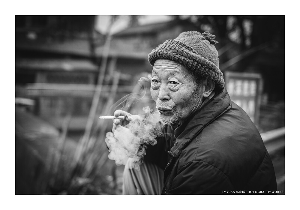 抽烟的老人 - 街拍, 人文, 黑白, 极简, 富士, 定焦