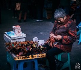 做毽子的老人
