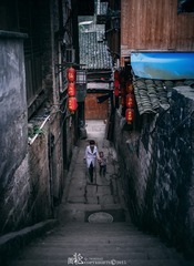 行走在古巷的母子
