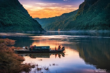 夕阳下的温塘峡