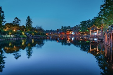 入夜时分的柳江古镇