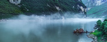 重庆龚滩古镇的晨雾