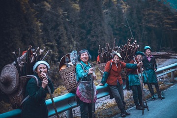 她们要去很远的地方拾柴