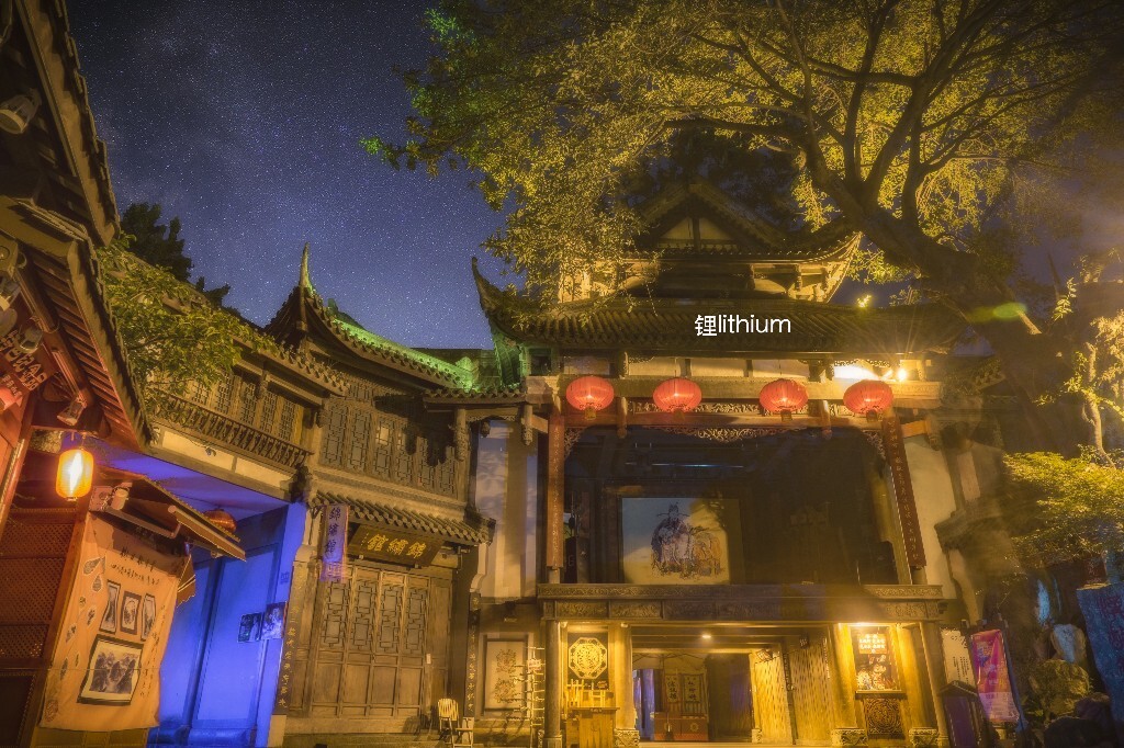深夜无人的锦里。