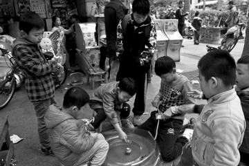 小孩玩陀螺 (1)_1