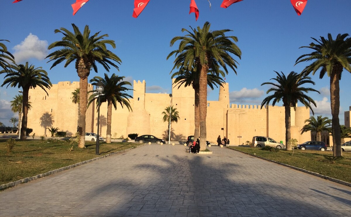 The Ribat （碉堡） in Monastir<br />
<br />
A ribat  is an Arabic term for a small fortification (防御工事). <br />
<br />
这张没拍好，前方的国旗，还有构图